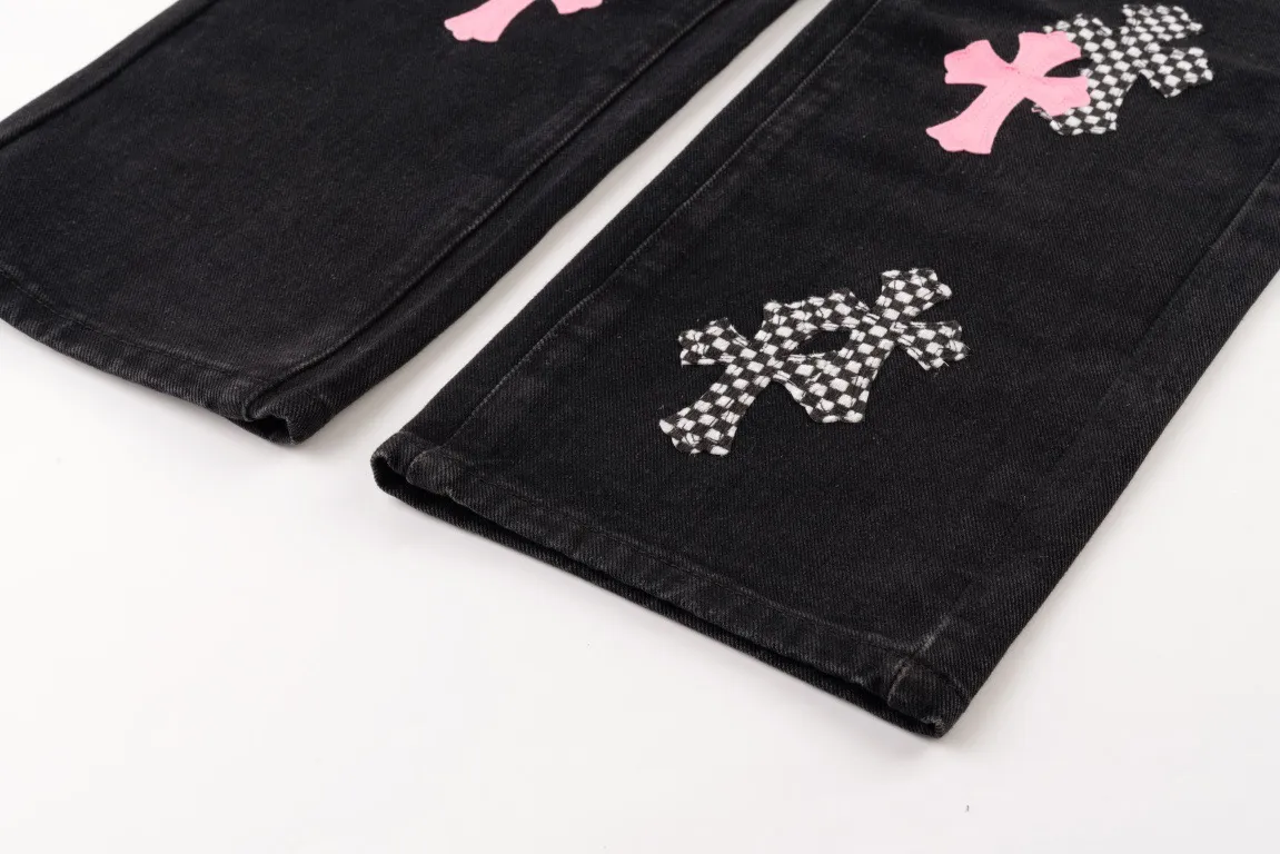 P230 running volume Chrome Hearts cherry blossom pink checkerboard cross patchwork leather jeans, original 5W+ It is known that chromehearts jeans will use vintage Levis jeans as the base plate for creation. They usually add their own unique silver buckles and silver ornaments, plus patchwork leather embellishments. This is the reason why the value of these vintage jeans doubles, because the base plate is Vintage jeans, jeans themselves have become very soft and comfortable after years of baptism, which can be distinguished from ordinary jeans. You should also refer to the pants data for size. Style number: 1808# Color: black pants cherry blossom pink Size: 28 30 32 34 28 Waist 86 Hips 100 Pants length 102 30 Waist 90 Hips 104 Pants length 104 32 Waist 94 Hips 108, pants length 106 34, waist 98, hips 112, pants length 110